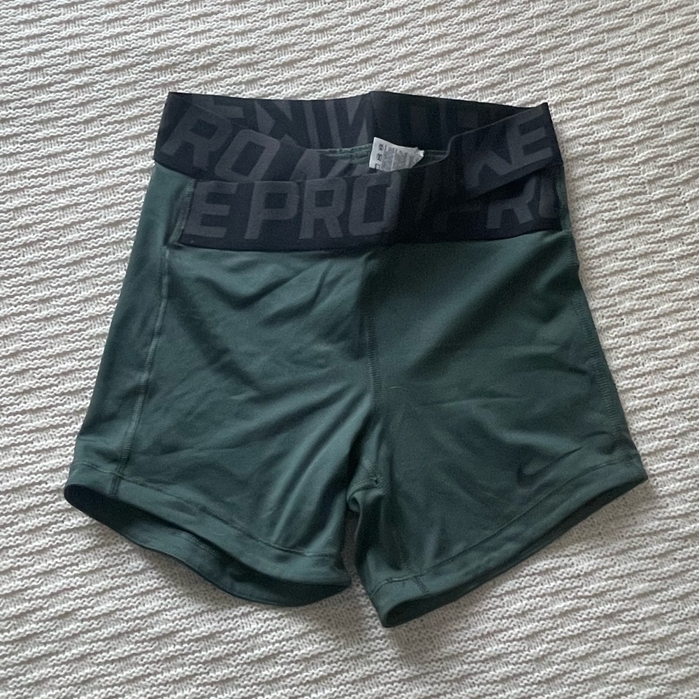 Dark green Nike pro lifting spandex